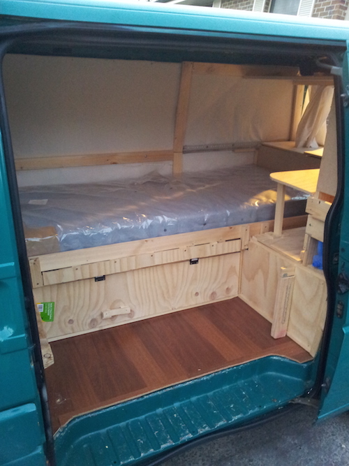 Einfaches Bett aus Holz im VW T4 Transporter