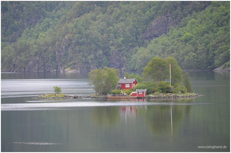 Süsses Häuschen auf einer Insel mitten im Fjord