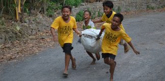 Der Müll gehört zu Bali: Plastikmüll an Stränden, in den Korallenriffen und im Dschungel Trash Heros Amed sammeln Müll auf Bali