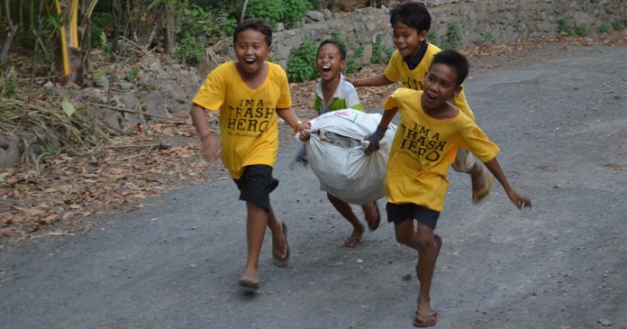 Trash Heros Amed sammeln Müll auf Bali