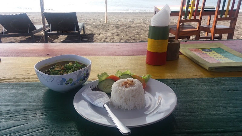 Gemüsecurry mit Reis in Amed auf Bali
