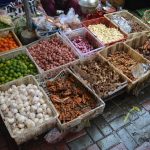 Verschieden Knollen und Gewürze werden am Ubud Markt verkauft