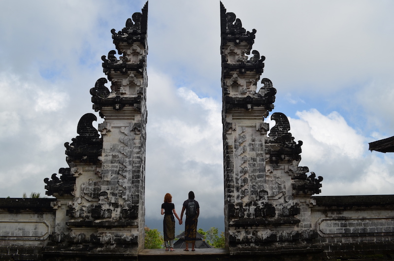 Tempel in Bali mit Aussicht auf den Vulkanberg