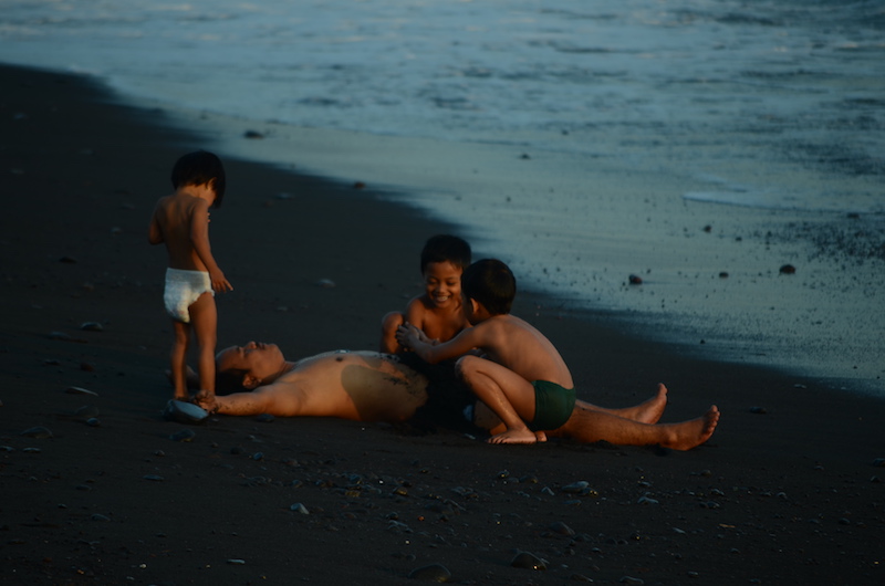 Familienvater spielt mit Kinder in Amed am Strand