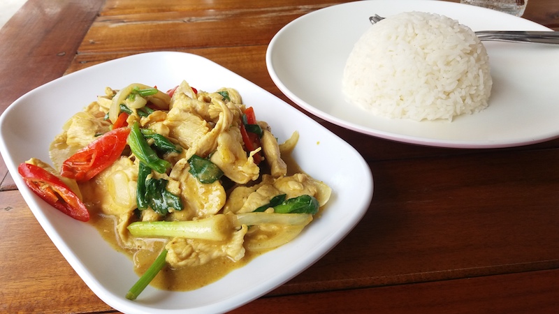 Chicken Curry mit Reis und Gemüse