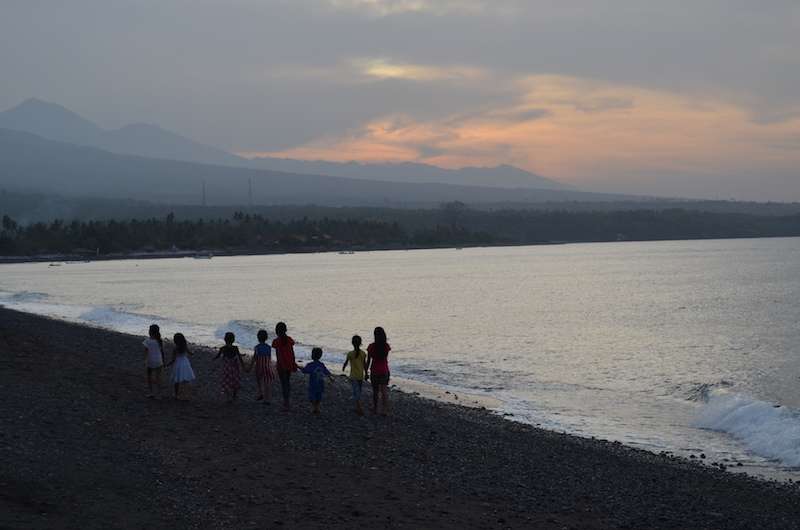 Kinder spazieren in Amed am Strand