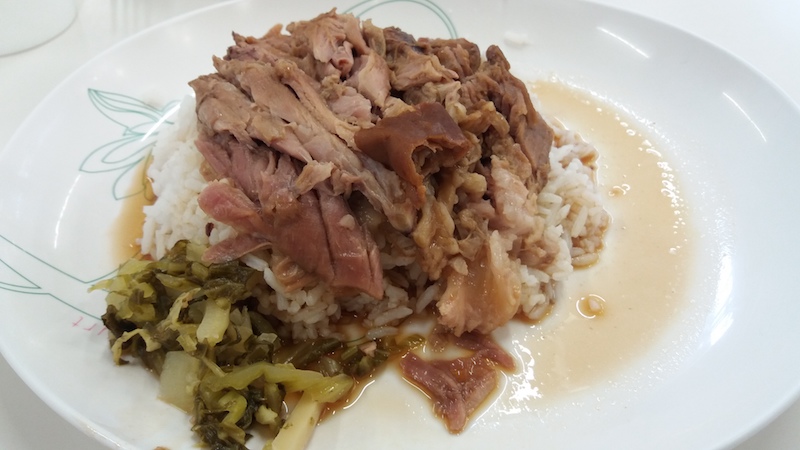 Schweinefleisch mit Reis und Brühe