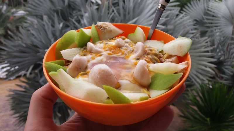 Tropischer Früchtesalat aus Mango, Ananas, Drachenfrucht, Passionsfrucht und Yogurt
