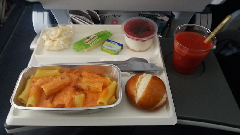 Essen auf dem Flug nach Mexiko im Condor Flugzeug