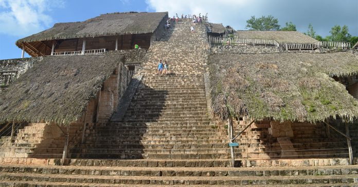 El Balam Maya Ruine in Mexiko bei Yucatan