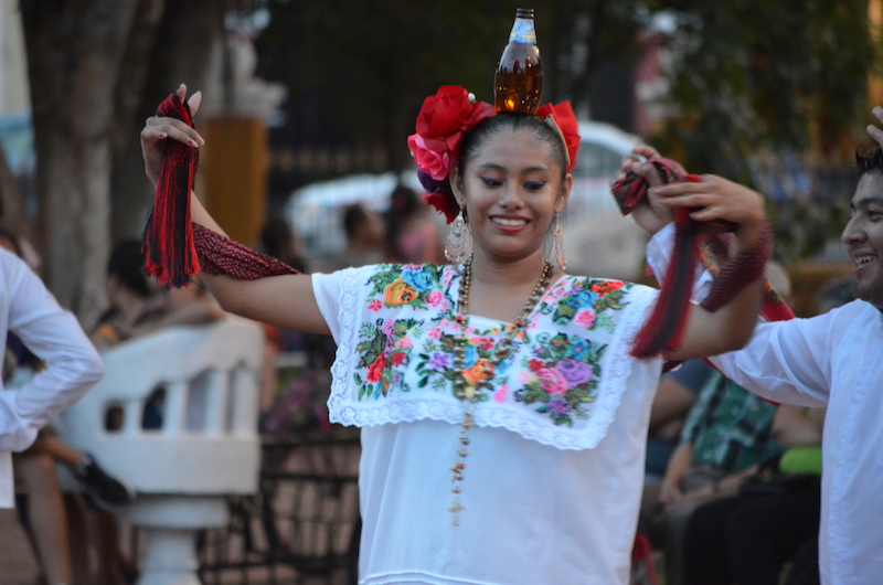 Maya tanzen mit Flasche auf dem Kopf