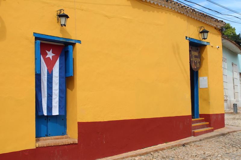 Gelbes Haus mit kubanischer Fahne
