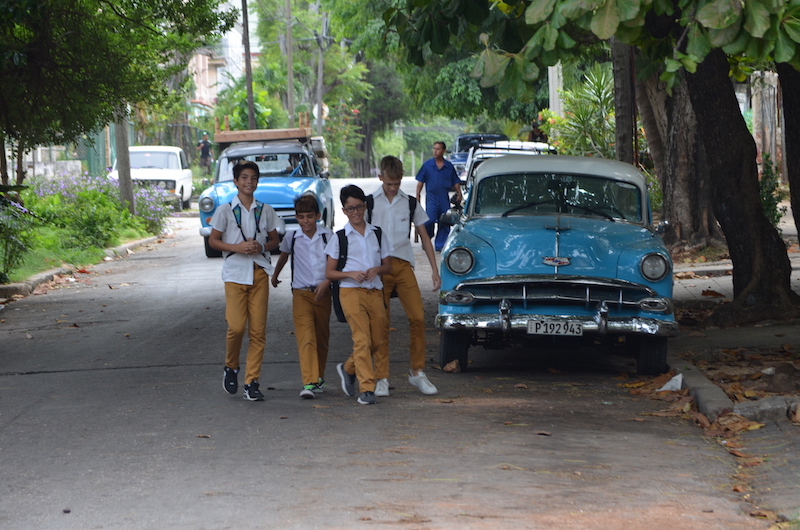 Schulkinder auf dem Heimweg in Havanna