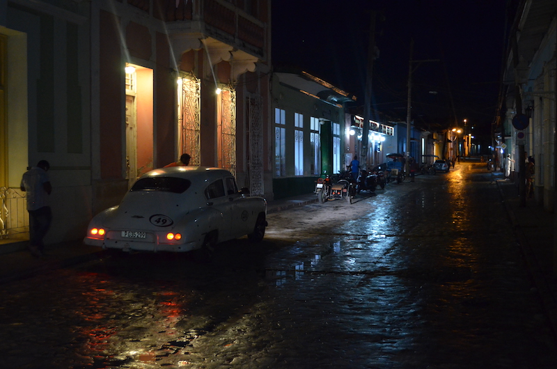 Oldtimer in Trinidad bei Nacht