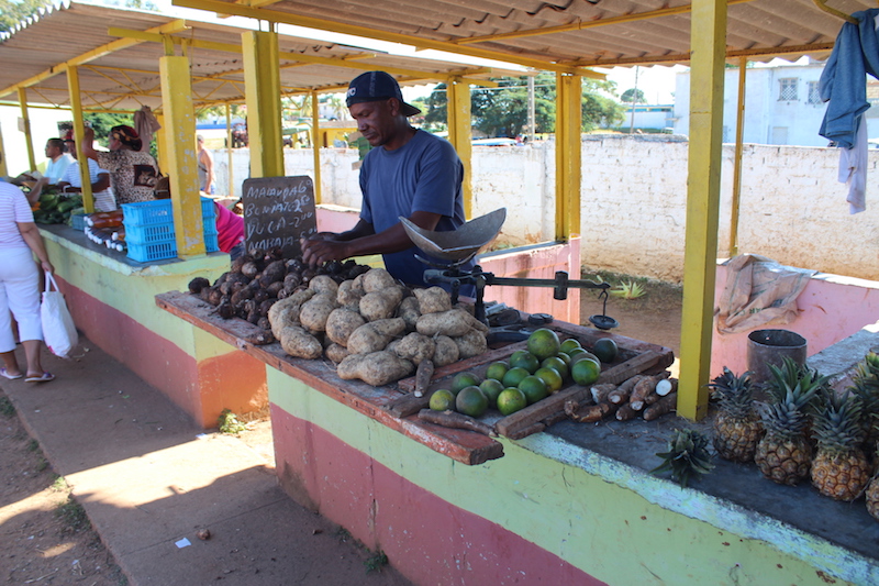 Frischwaren auf dem Markt in Kuba richtig wiegen