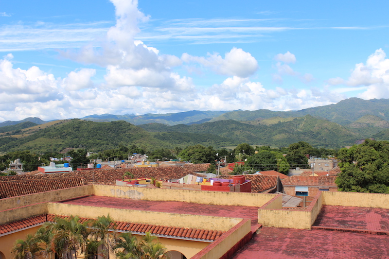 Über den Dächern von Trinidads Häusern