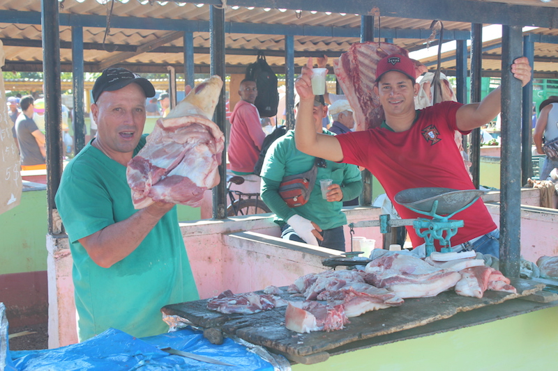Auf den Markt in Kuba findet man auch Fleisch