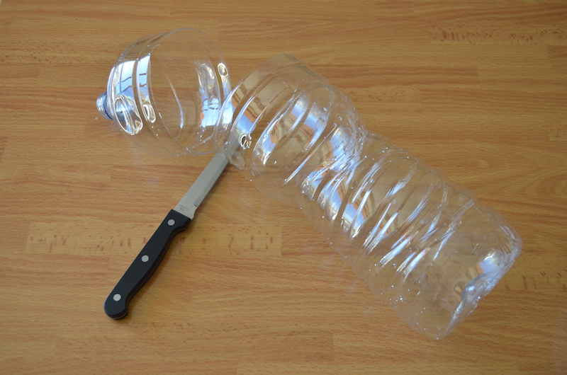 Plastikflasche in zwei Teile trennen