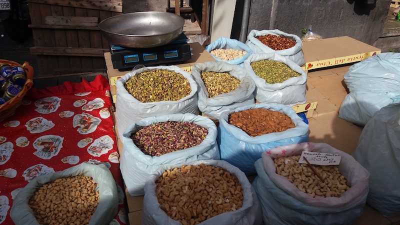 Große Auswahl an Nüssen auf dem Markt in Catania