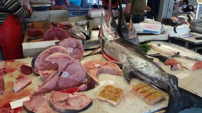 Schwertfisch am Fischmarkt von Catania zum Verkauf