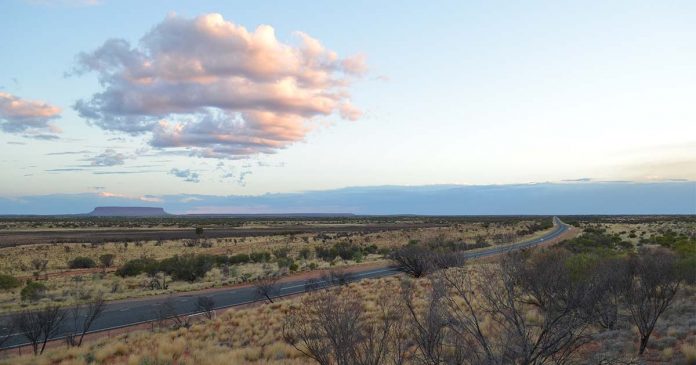 Auf dem Weg zum Uluru durch das Outback in Australien