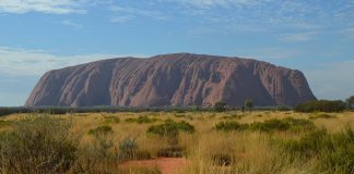 Tag 9 – Die Umrundung von Uluru / Ayers Rock in Australien Uluru / Ayers Rock im Outback Australien