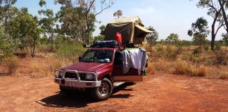 Camper mit Rooftop in Australien Outback