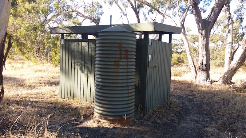 Plumpsklos im Outback in Australien