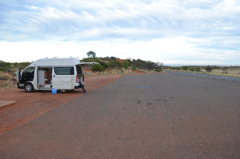 Parkplatz bei den Red Dunes beim Uluru