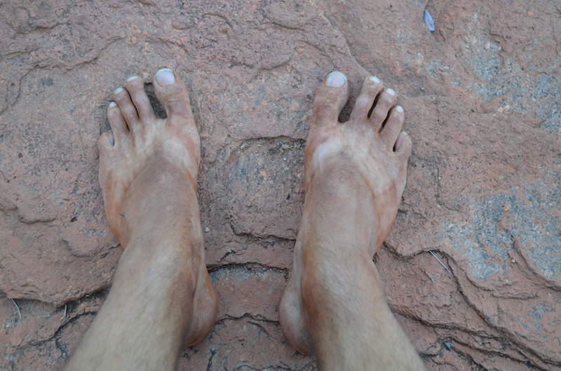 Roter Sand und dreckige Füße