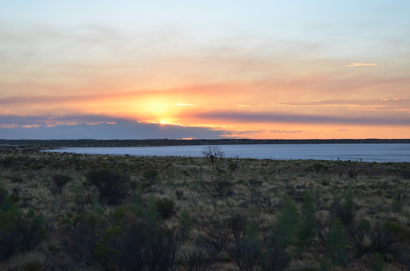 Sonnenuntergang am Salzsee in Australien Outback