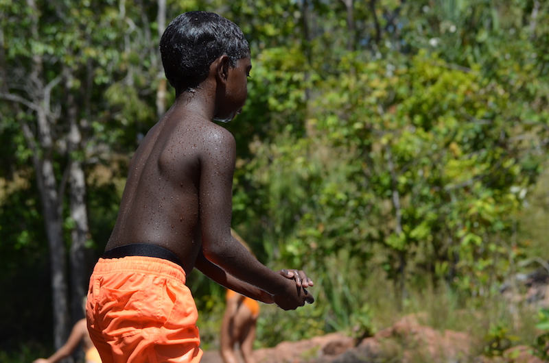 Aborigines plantschen im Wasser in Australien