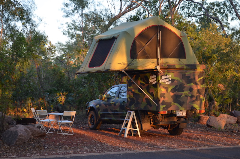 Camper mit Roof Top Tent