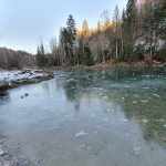 Gefrorener See bei Gunzesrieder Ach Allgäu