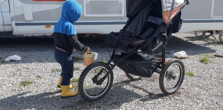 Kinderwagen für Wohnmobil mit Kleinkind
